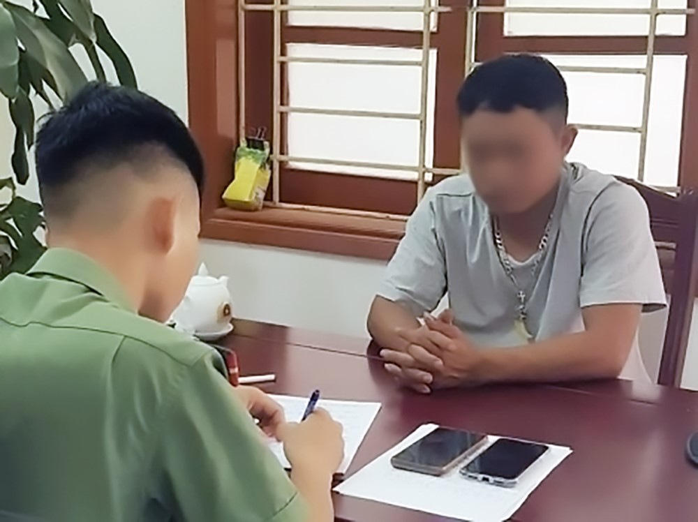 Cán bộ Công an huyện Đô Lương làm việc với chủ tài khoản facebook “Lê Văn Lâm”