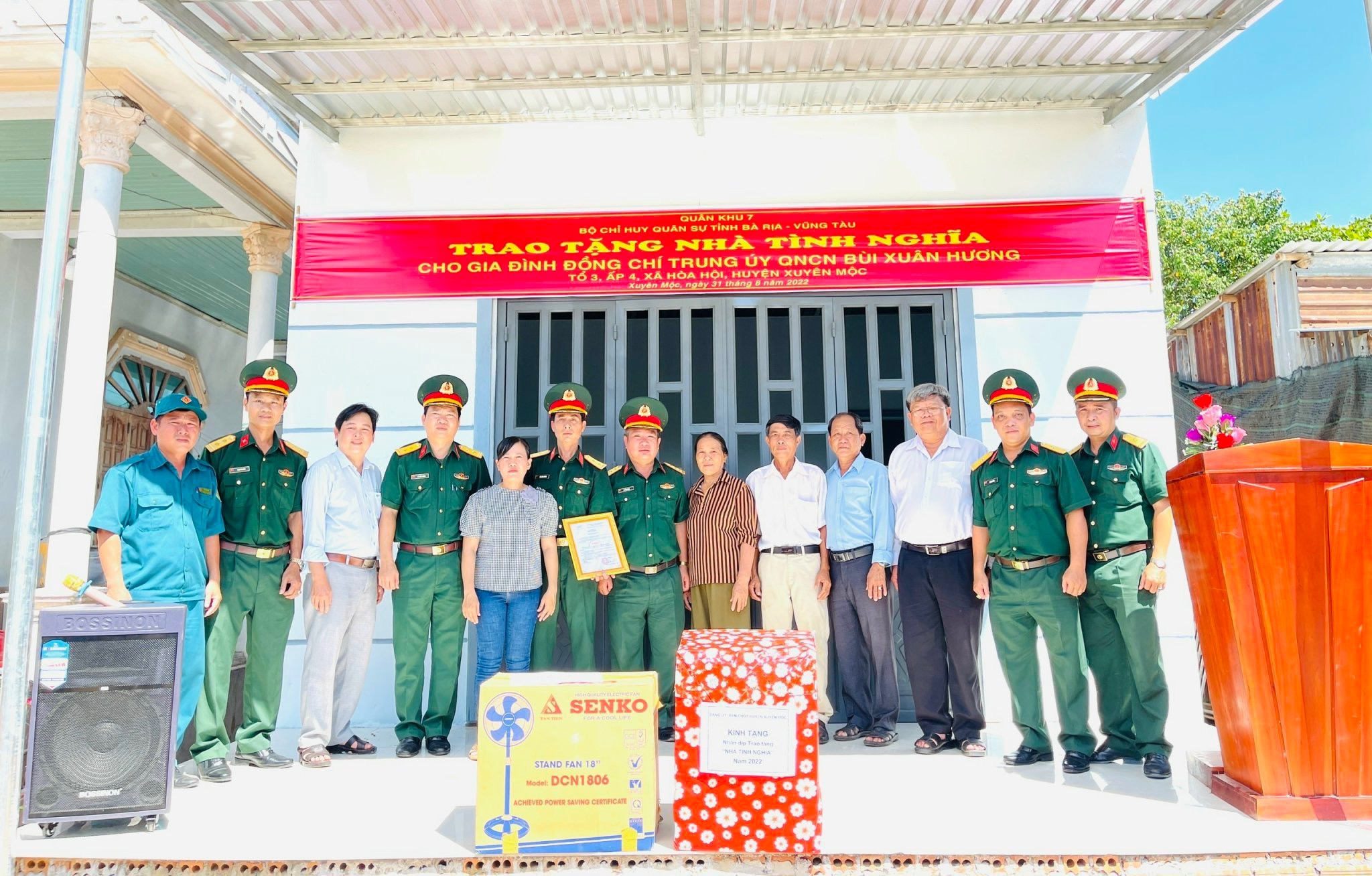  Đại diện Bộ CHQS tỉnh, Ban CHQS huyện Xuyên Mộc và chính quyền địa phương bàn giao nhà tình nghĩa cho gia đình Trung úy Bùi Xuân Hương.