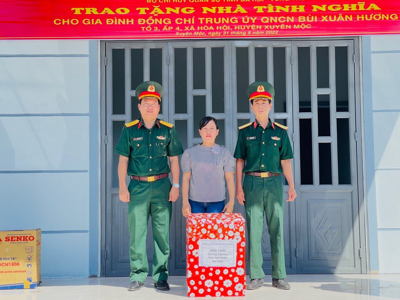 Đại diện Ban CHQS huyện Xuyên Mộc tặng quà cho gia đình Trung úy Bùi Xuân Hương.