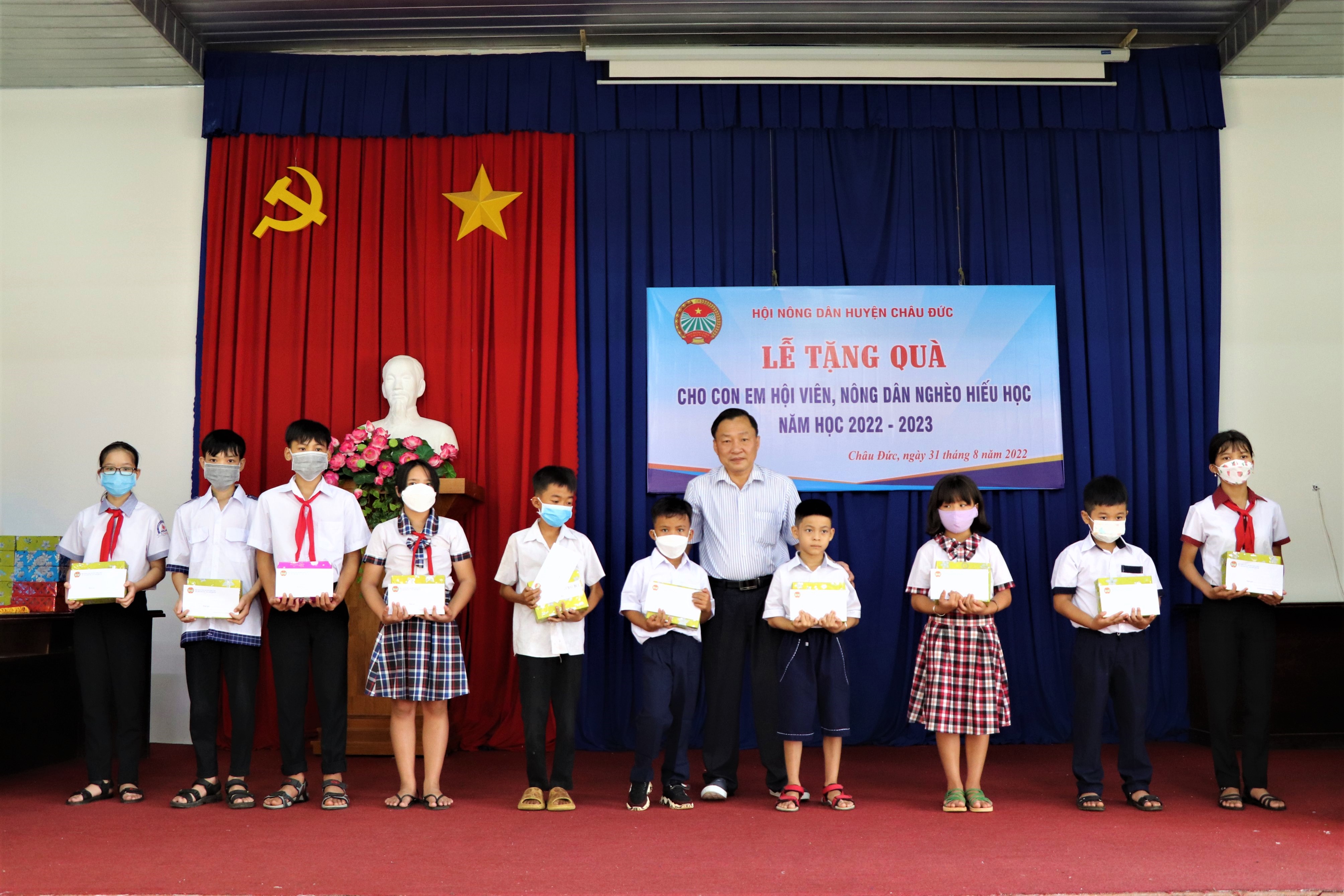 Ông Nguyễn Ngọc Linh, Chủ tịch Hội Nông dân huyện Châu Đức trao tặng quà cho con, em hội viên khó khăn trước thềm năm học mới.