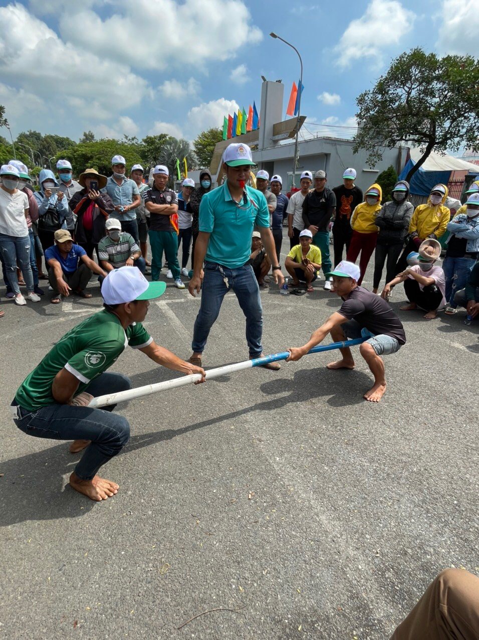 Các vận động viên tham gia môn đẩy gậy.