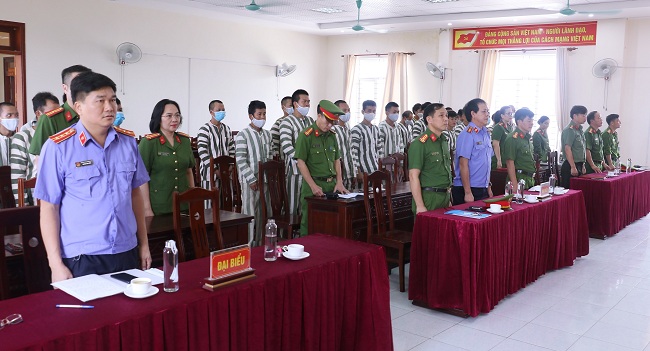 Các đại biểu và đông đảo phạm nhân nghe quyết định đặc xá của Chủ tịch nước cho các phạm nhân được đặc xá