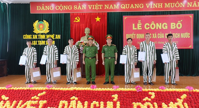 Trao quyết định và quà tặng các phạm nhân được đặc xá tại Trại Tạm giam Công an tỉnh Nghệ An