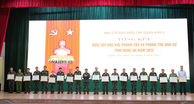 Trao Bằng khen của UBND tỉnh cho Phòng Hậu cần và Phòng Cảnh sát cơ động Công an tỉnh