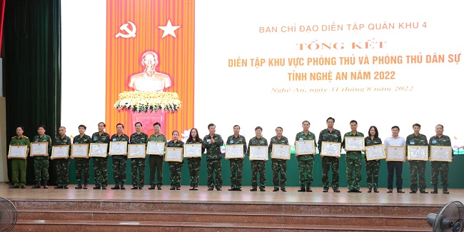 Trao Bằng khen của UBND tỉnh cho Đại tá Lê Văn Thái, Phó Giám đốc Công an tỉnh