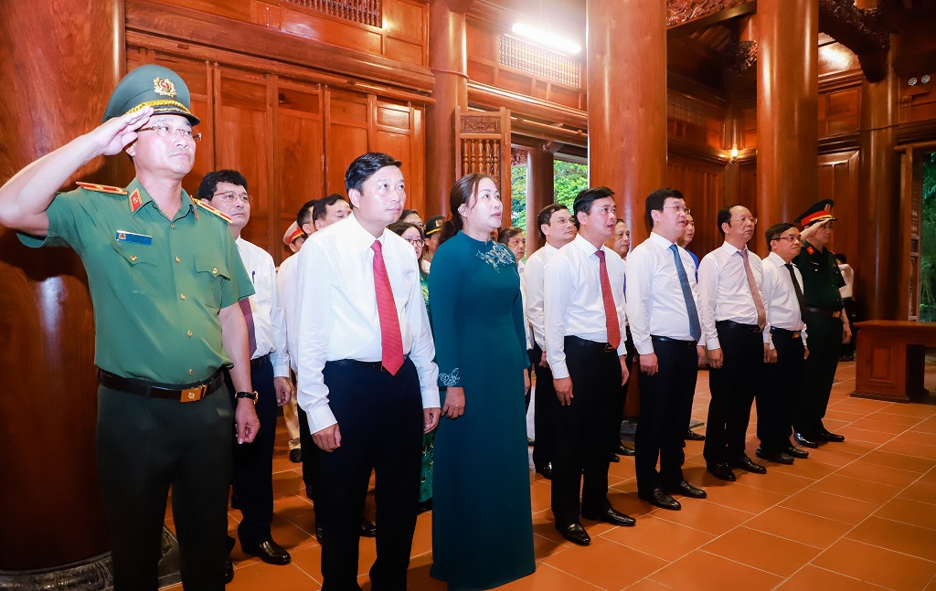 Đoàn Lãnh đạo tỉnh Nghệ An dâng hoa, dâng hương tưởng niệm Chủ tịch Hồ Chí Minh