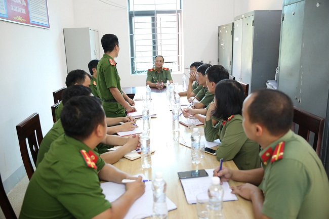 Giám đốc làm việc với Công an xã Na Ngoi
