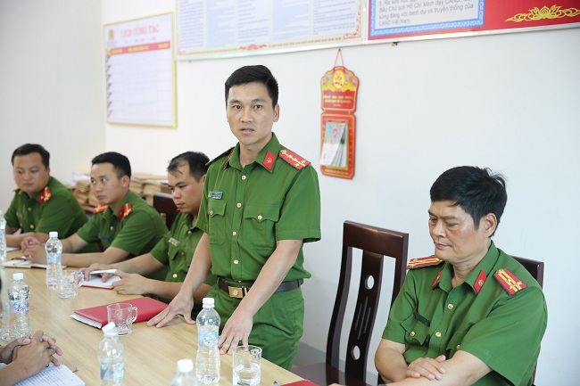 Trưởng Công an xã Na Ngoi báo cáo kết quả việc thực hiện Đề án với Giám đốc Công an tỉnh