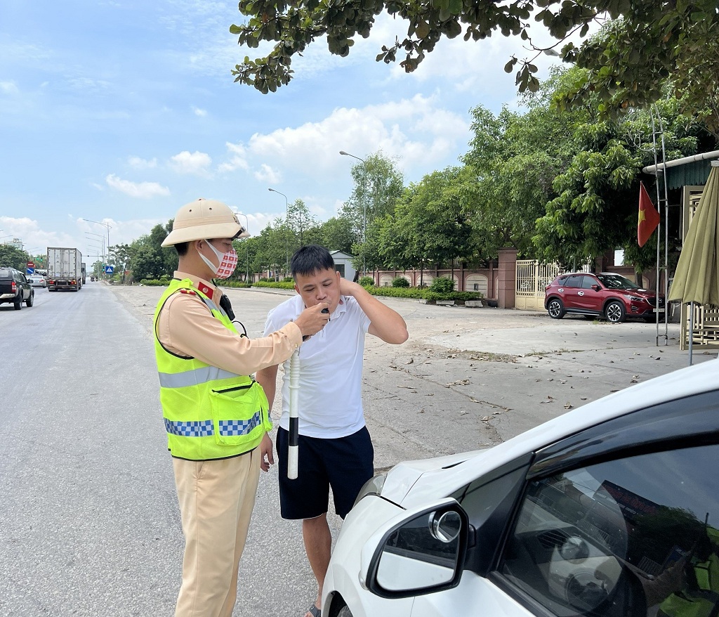Kiểm tra nồng độ cồn đối với lái xe ô tô 