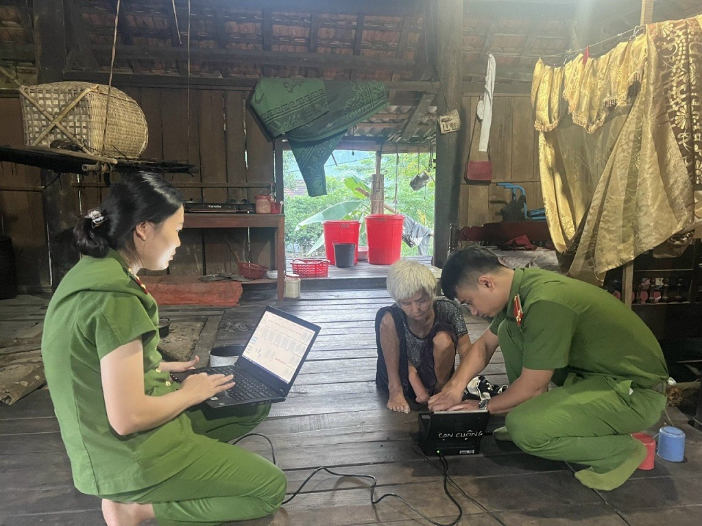 Trường hợp người già yếu, bệnh tật được cán bộ, chiến sĩ xuống tận nhà làm thủ tục