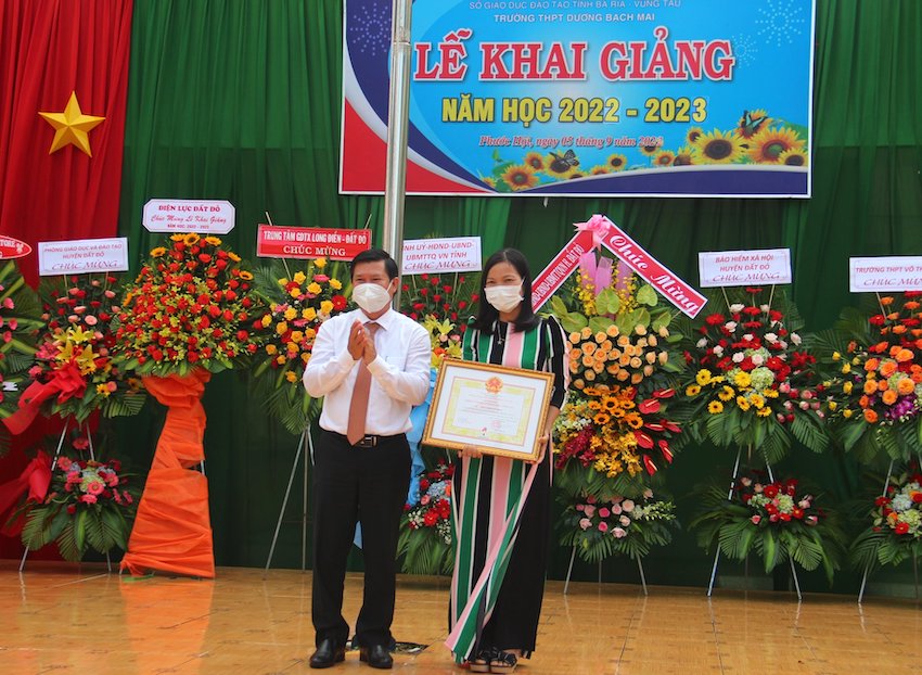Ông Nguyễn Văn Xinh, Uỷ viên Ban thường vụ Tỉnh uỷ, Trưởng Ban Tuyên giáo Tỉnh uỷ trao tặng danh hiệu Chiến sĩ thi đua cấp tỉnh cho GV trường THPT Dương Bạch Mai.