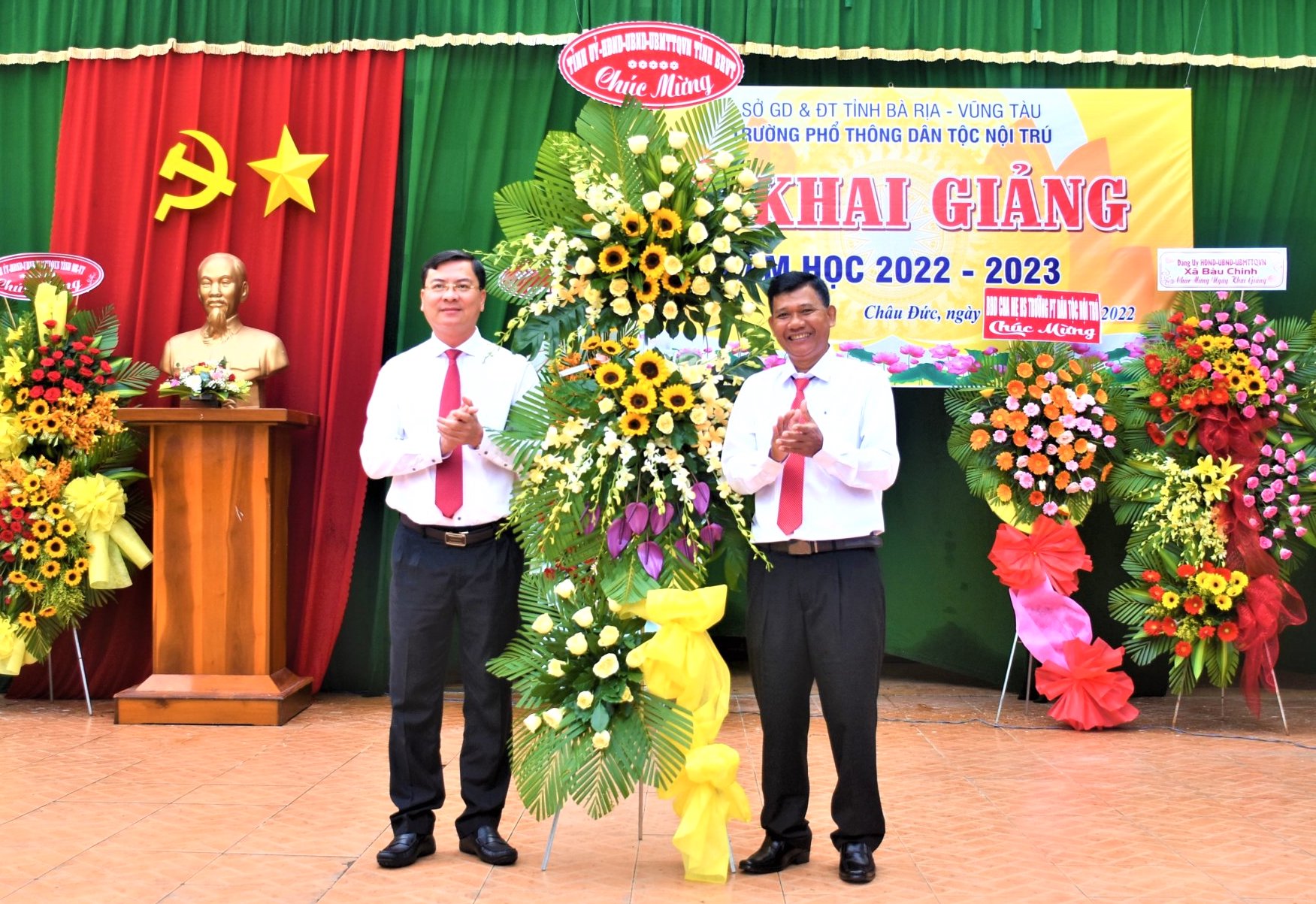 Ông Nguyễn Công Vinh, Phó Chủ tịch UBND tỉnh tặng hoa của Tỉnh ủy-HĐND-UBND-UBMTTQVN tỉnh cho lãnh đạo Trường Phổ thông Dân tộc nội trú tỉnh trong lễ khai giảng năm học 2022-2023.