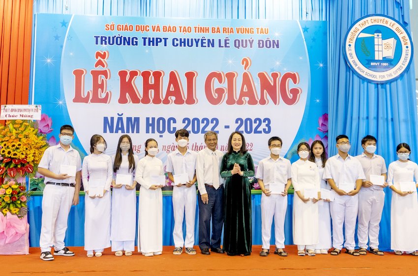 Bà Trần Thị Ngọc Châu, Giám đốc Sở GD-ĐT và ông Lê Quốc Hùng, nguyên Hiệu trưởng Trường THPT Chuyên Lê Quý Đôn trao học bổng cho các em HS của nhà trường.