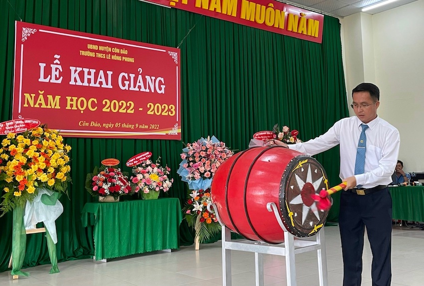 Ông Phan Thanh Biên, Phó Bí thư Thường trực Huyện uỷ, Chủ tịch HĐND huyện Côn Đảo đánh trống khai giảng năm học 2022-2023 tại Trường THCS Lê Hồng Phong.