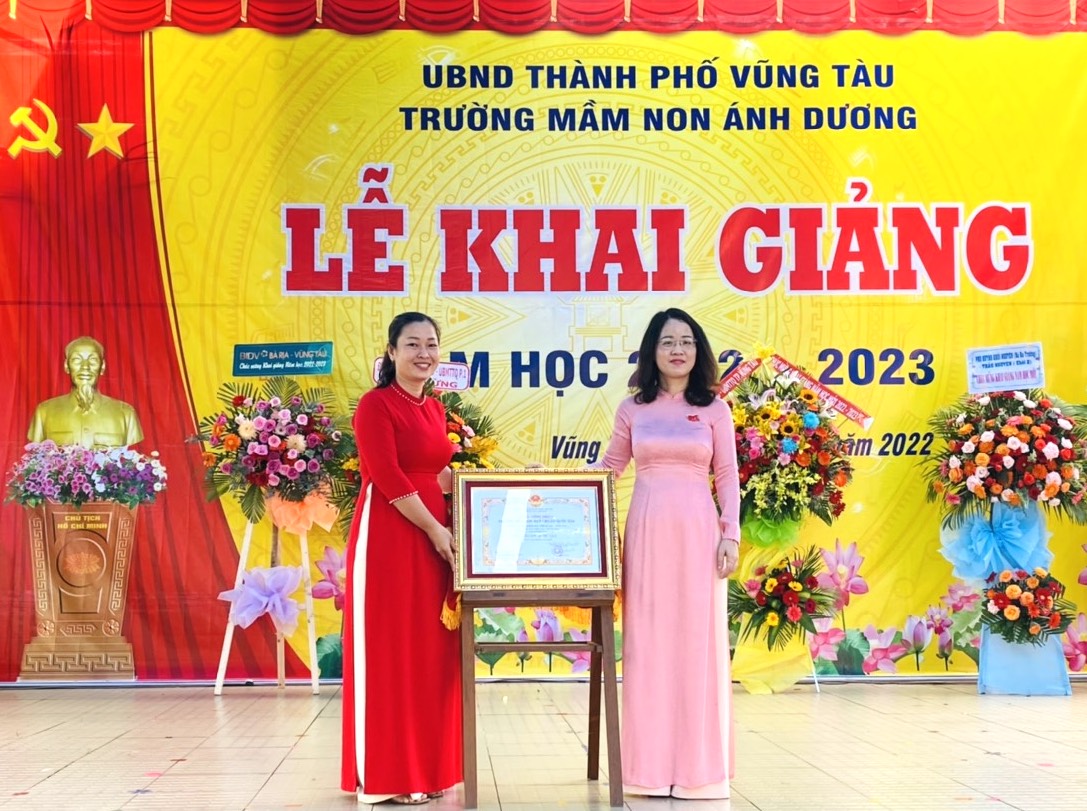 Bà Nguyễn Thị Lan Hương - Thành Ủy viên - Trưởng Phòng GD-ĐT TP. Vũng Tàu trao bằng chứng nhận Trường Quốc gia mức độ 2 giai đoạn 2021-2026 cho Trường MN Ánh Dương (TP. Vũng Tàu) tại Lễ Khai giảng năm học 2022-2023.