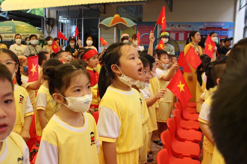 HS Trường MN Châu Thành (TP. Vũng Tàu) hăng say hát Quốc ca trong lễ chào cờ khai giảng năm học mới.