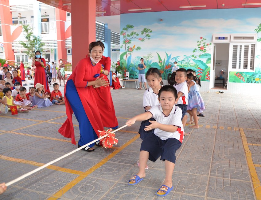 Học sinh Trường Mần non phường 10 chơi trò vận động tại Lễ Khai giảng năm học mới.