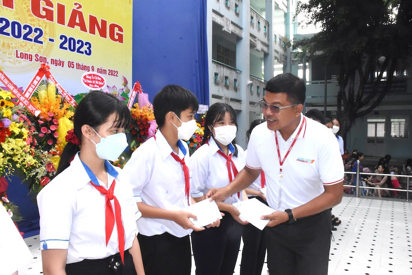Đại diện Công ty TNHH Hóa dầu Miền Nam trao học bổng cho các em học sinh có hoàn cảnh khó khăn tại Trường THCS Bạch Đằng, xã Long Sơn, TP. Vũng Tàu.