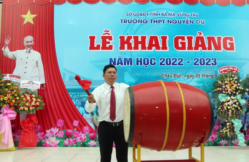 Ông Hoàng Nguyên Dinh, Chủ tịch UBND huyện Châu Đức đánh trống khai giảng năm học 2022-2023 tại Trường THPT Nguyễn Du.