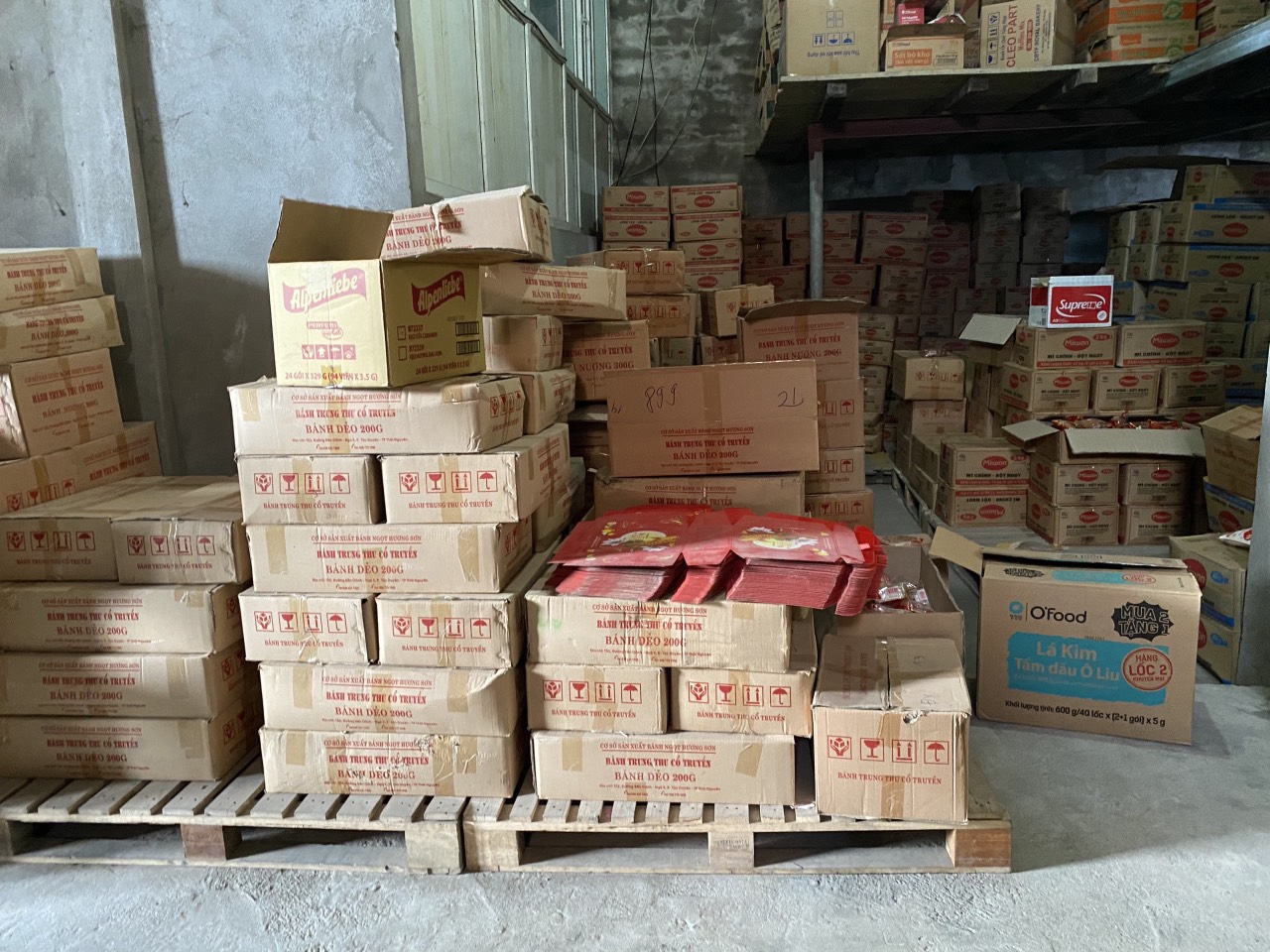 Cơ quan Công an phát hiện và thu giữ 2.500 chiếc bánh Trung thu không rõ nguồn gốc, xuất xứ tại kho hàng ở huyện Diễn Châu