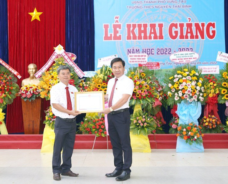 Ông Ngọc Thanh Dũng, Thành ủy viên, Trưởng Phòng TN-MT TP. Vũng Tàu trao giấy khen tập thể tiên tiến năm học 2021-2022 tới Trường THCS Nguyễn Thái Bình.