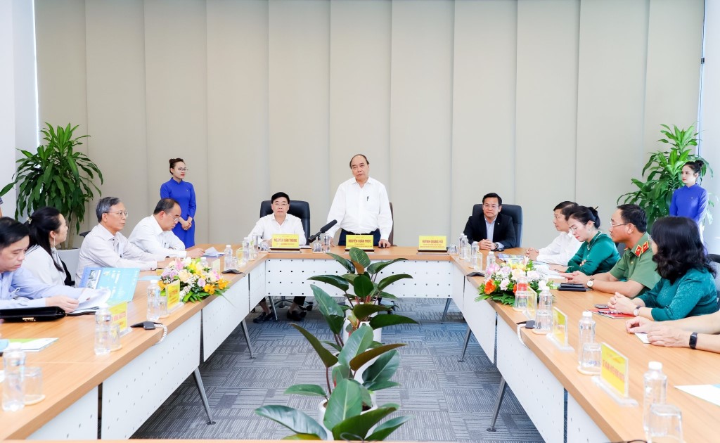 Đồng chí Chủ tịch nước Nguyễn Xuân Phúc làm việc với VSIP GROUP. Cùng đi với đoàn có đồng chí Thiếu tướng Phạm Thế Tùng, Giám đốc Công an tỉnh