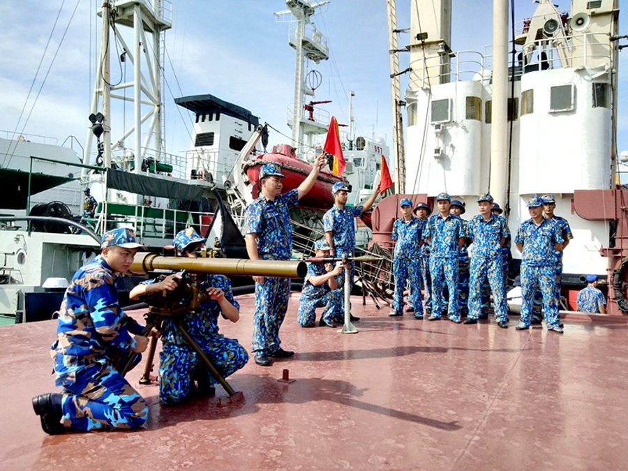 Cán bộ, chiến sĩ Lữ đoàn 125 huấn luyện sử dụng vũ khí trang bị trên tàu.