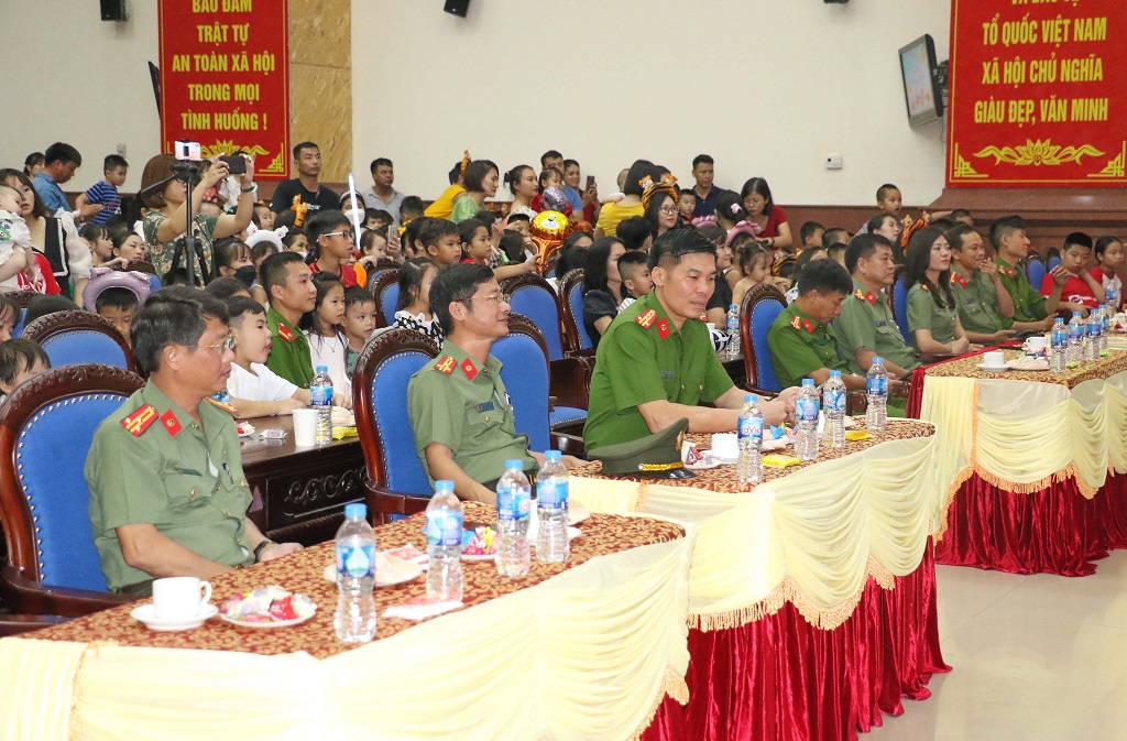 Lãnh đạo Công an tỉnh, lãnh đạo các phòng chung vui “Đêm hội trăng rằm