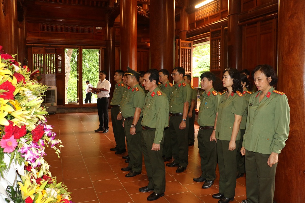 Đoàn đại biểu Bệnh viện 30-4 dâng hoa tưởng nhớ Chủ tịch Hồ Chí Minh tại Khu di tích Kim Liên