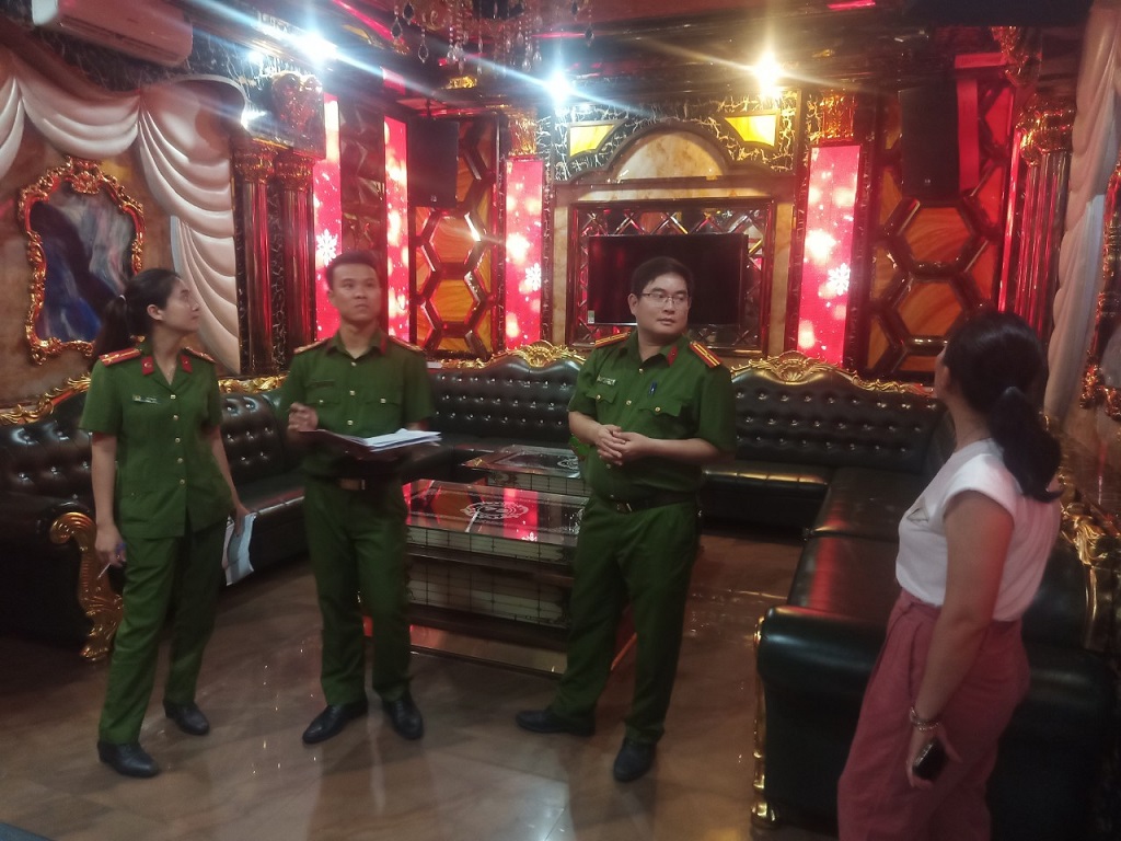 Lực lượng Công an kiểm tra công tác phòng, chống cháy nổ tại các cơ sở kinh doanh dịch vụ karaoke