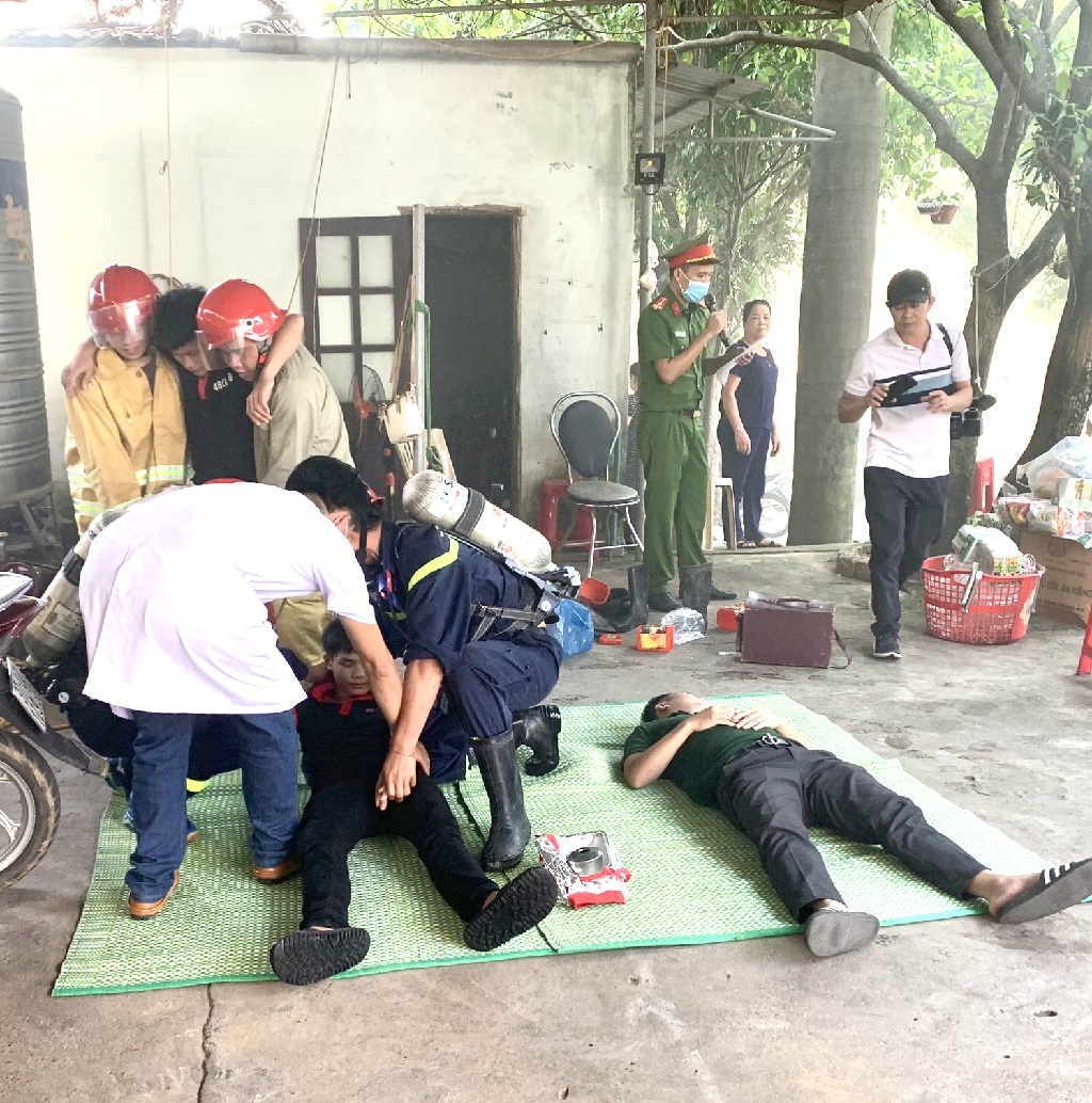 Lực lượng PCCC đưa người bị thương đến nơi an toàn và tiến hành sơ cứu