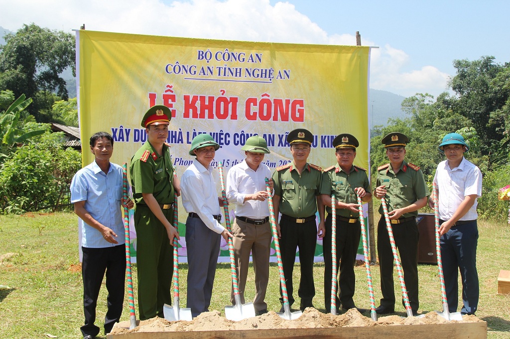 Các đại biểu thực hiện nghi lễ khởi công nhà làm việc Công an xã Châu Kim, huyện Quế Phong