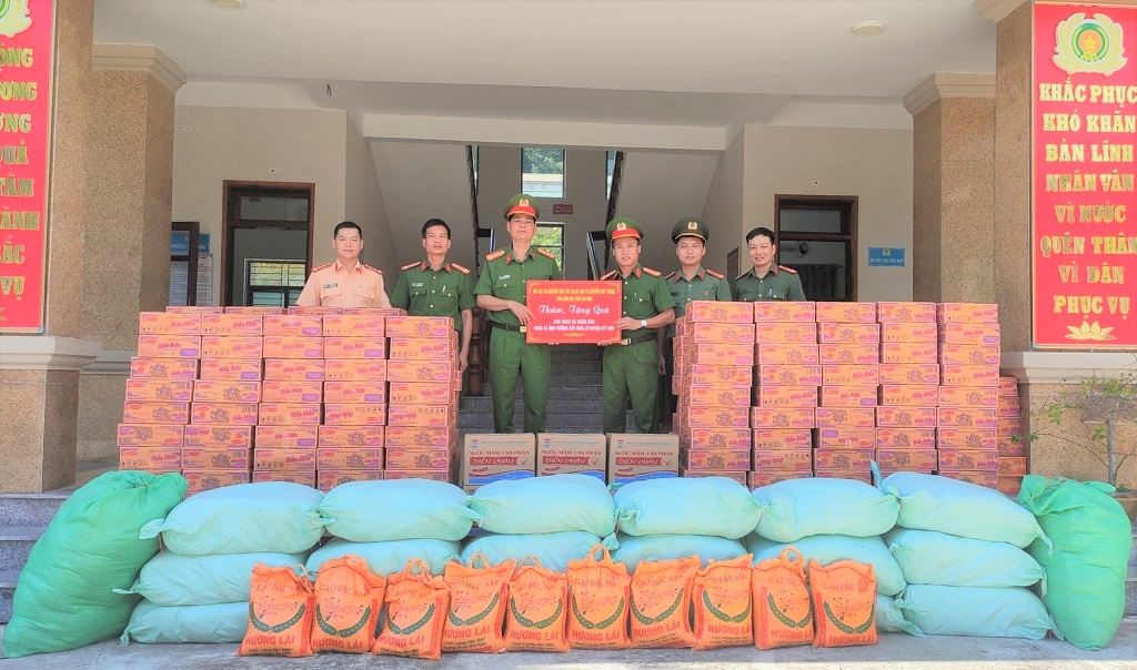 Đồng chí Đại tá Nguyễn Duy Thanh - Phó Giám đốc Công an tỉnh cùng Đoàn Thanh niên Công an tỉnh trao quà hỗ trợ bà con Nhân dân và cán bộ, chiến sỹ chịu ảnh hưởng của mưa lũ tại huyện Kỳ Sơn