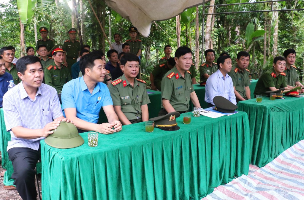 Đại biểu cùng đông đảo bà con Nhân dân đã có mặt tại lễ khởi công