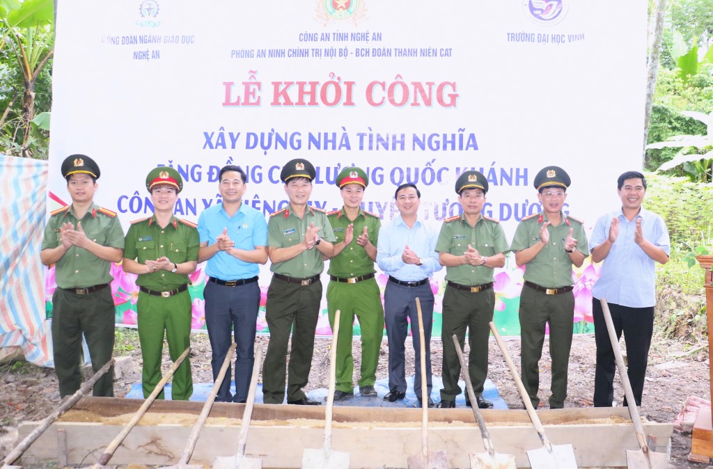 Các đại biểu thực hiện nghi thức khởi công