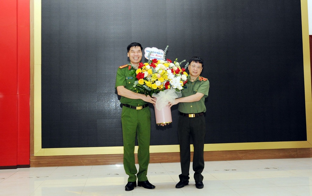 Thay mặt Ban Thường vụ Đảng ủy, Lãnh đạo Công an tỉnh, đồng chí Đại tá Cao Minh Huyền, Phó Giám đốc Công an tỉnh tặng hoa chúc mừng đồng chí Phạm Quang Khải vừa được thăng cấp bậc hàm Thiếu tướng