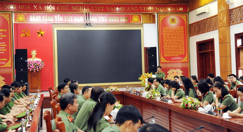 Toàn cảnh buổi trao quà