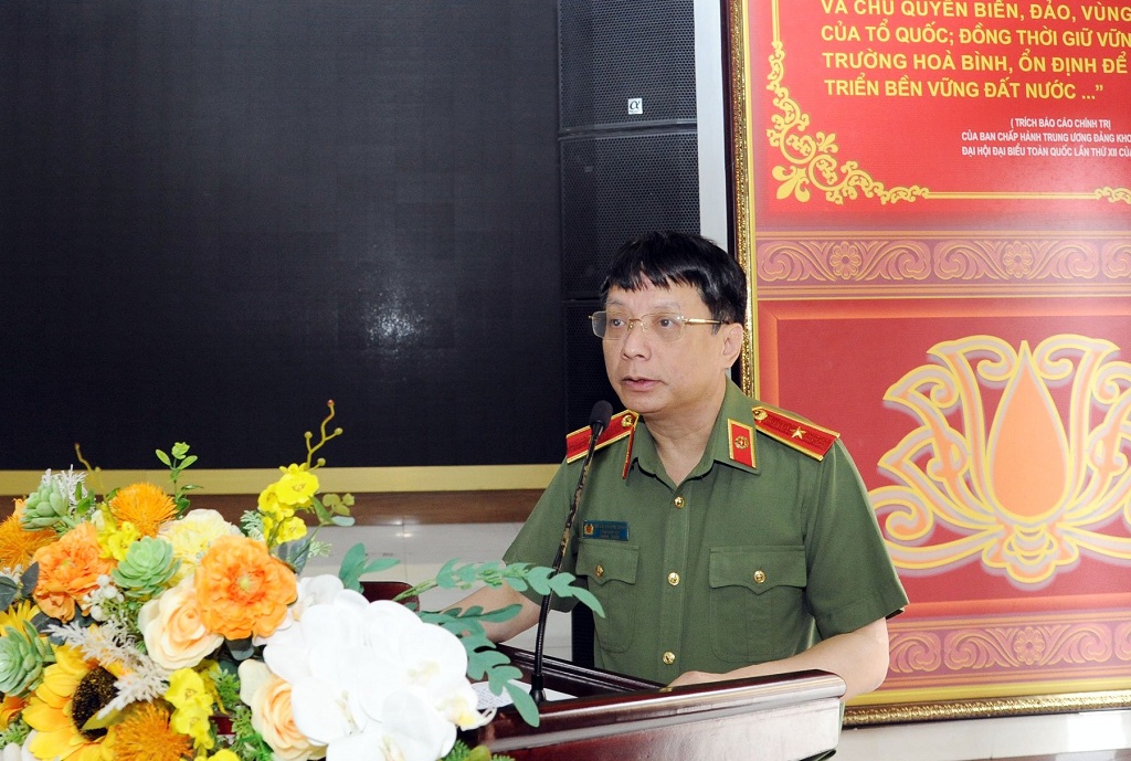 Đồng chí Thiếu tướng Phạm Quang Khải, Tổng Biên tập Báo CAND phát biểu tại buổi trao quà
