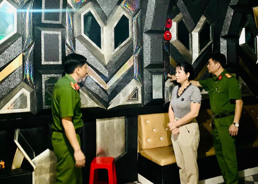 Đoàn liên ngành UBND thành phố Vinh trong đợt tổng kiểm tra các cơ sở karaoke