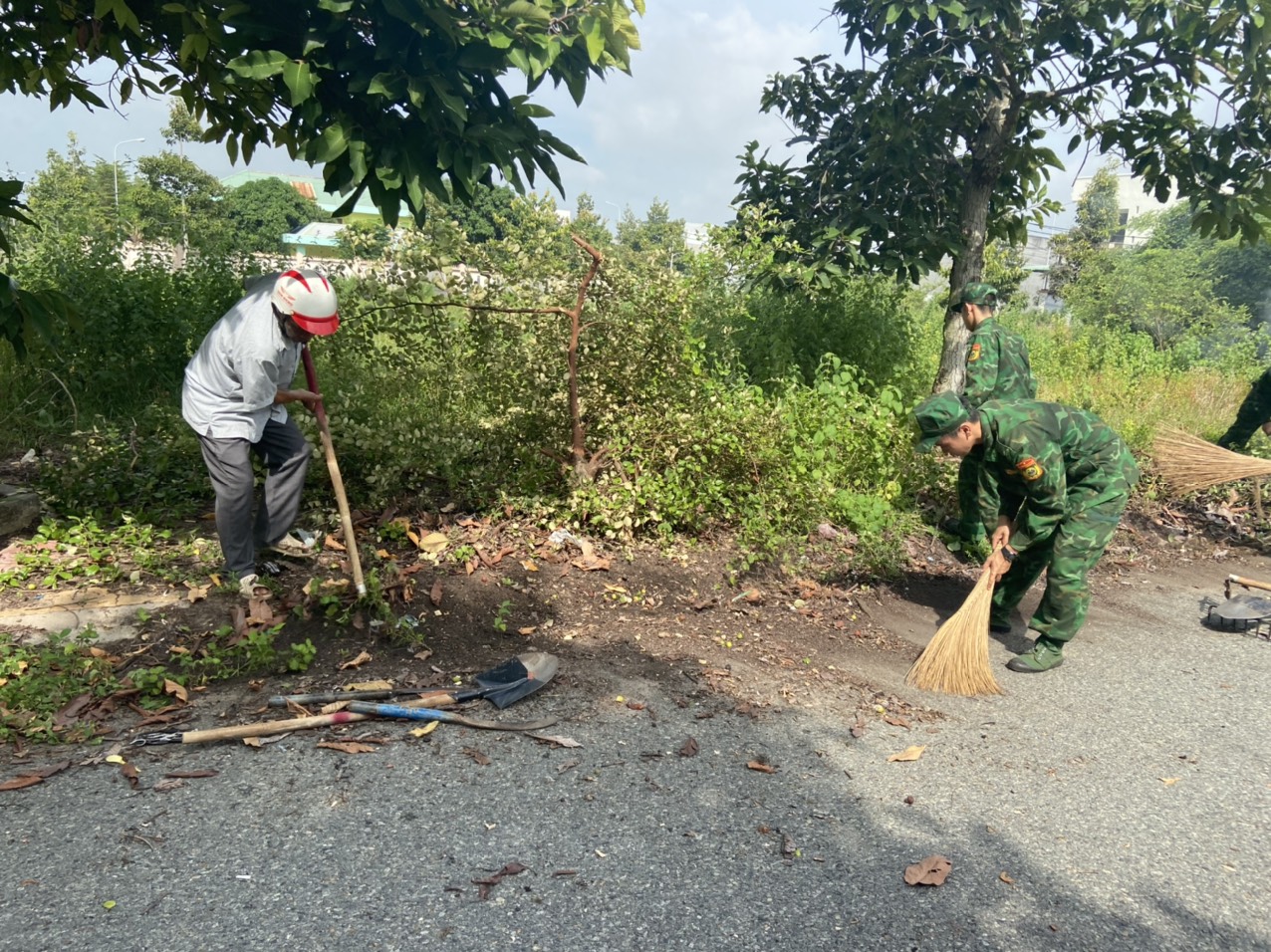 Các lực lượng ở TT.Long Hải (huyện Long Điền) dọn dẹp vệ sinh, phát quang bụi rậm phòng, chống SXH