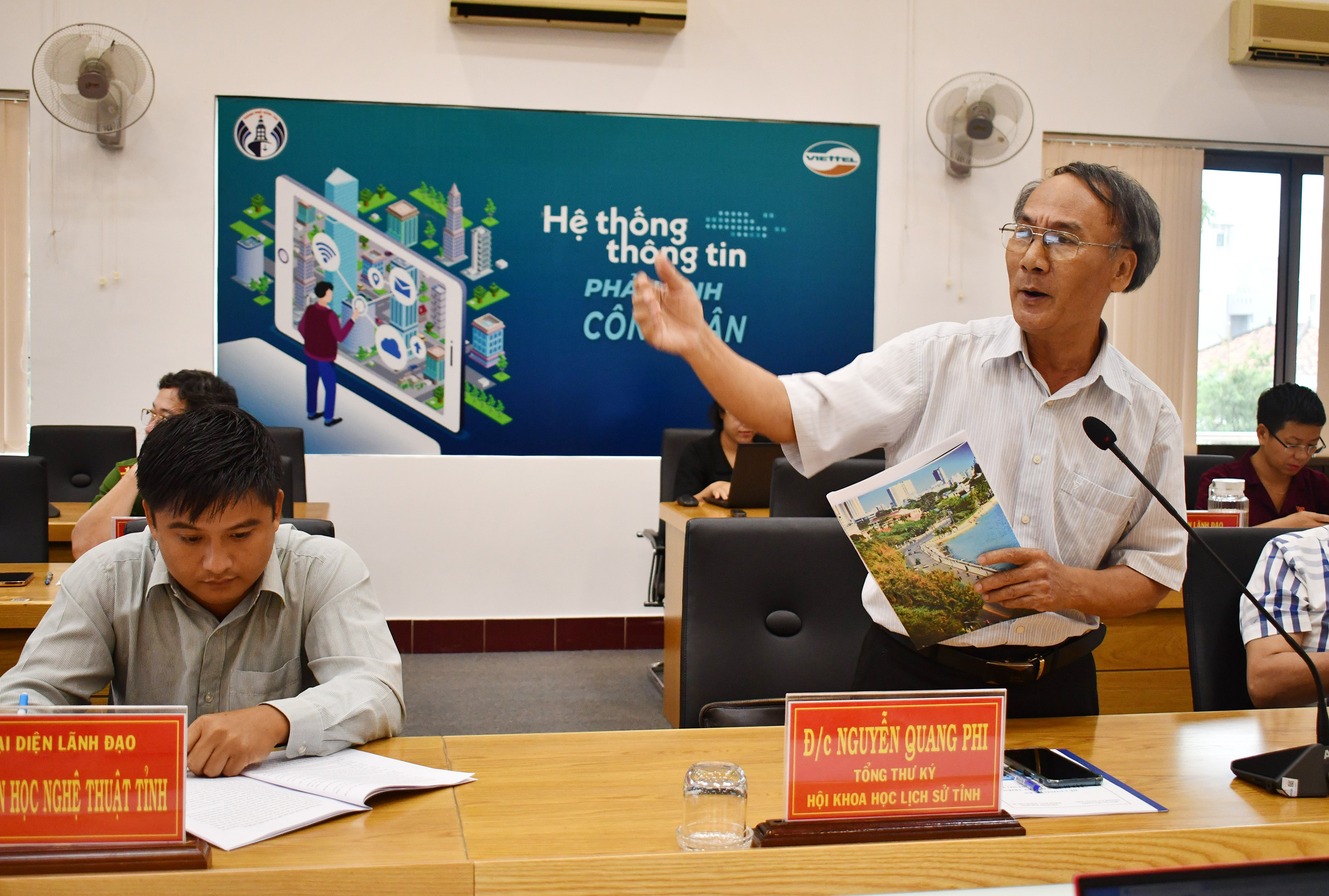 Ông Nguyễn Quang Phi, Tổng thư ký Hội Khoa học Lịch sử tỉnh Bà Rịa - Vũng Tàu phát biểu góp ý dự thảo đề án