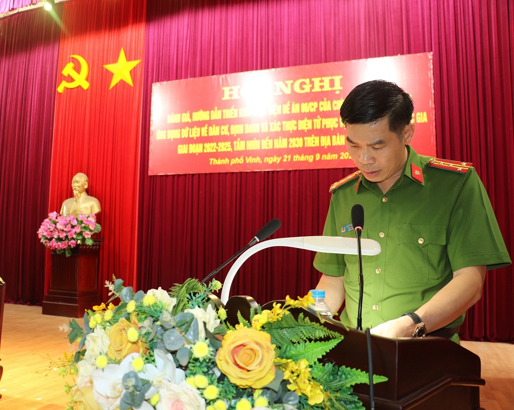 Đồng chí Đại tá Cao Minh Huyền, Phó Giám đốc Công an tỉnh phát biểu tại Hội nghị