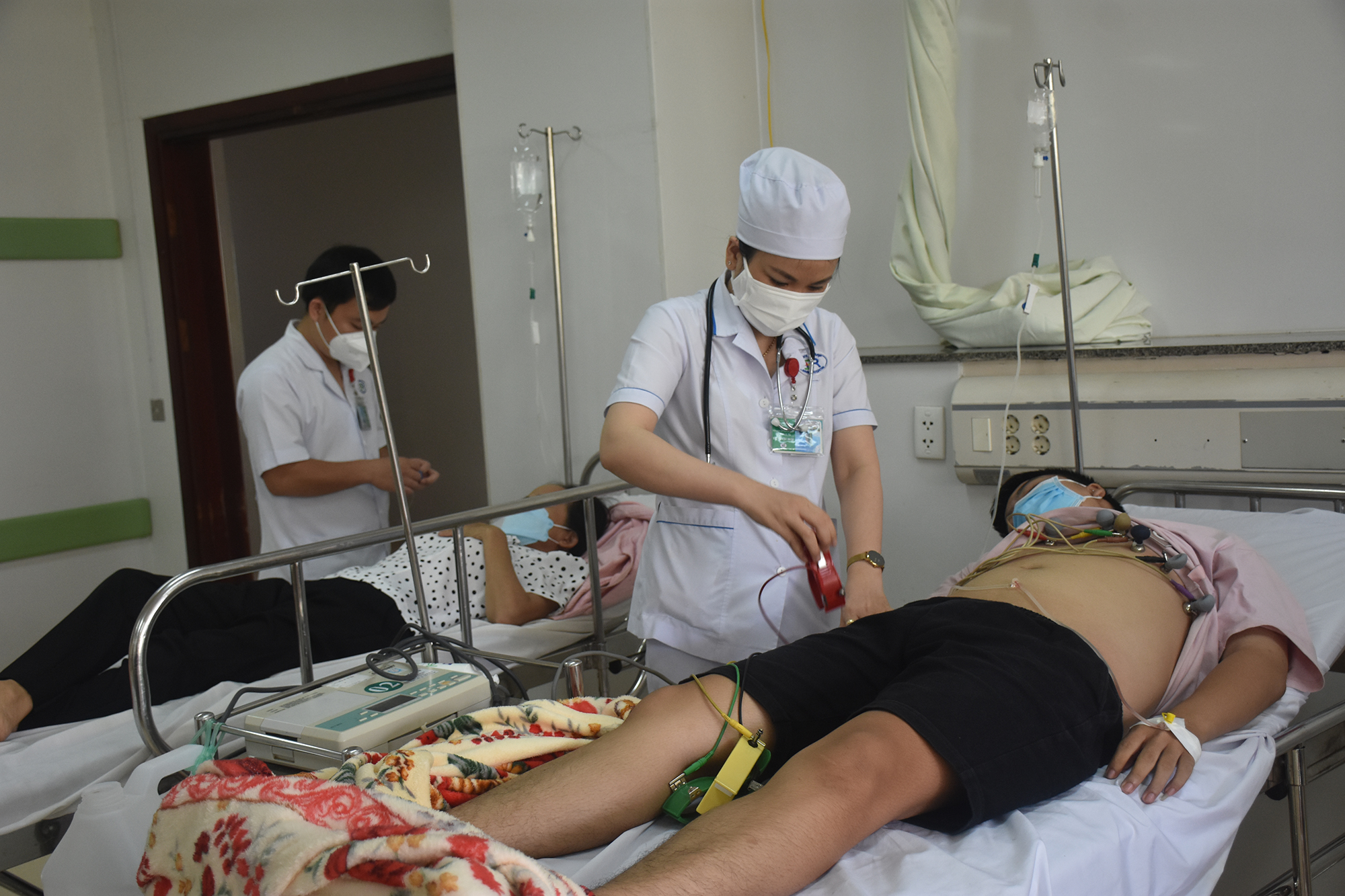 Công tác KCB của Bệnh viện Bà Rịa đang gặp rất nhiều khó khăn. Trong ảnh: Nhân viên y tế 