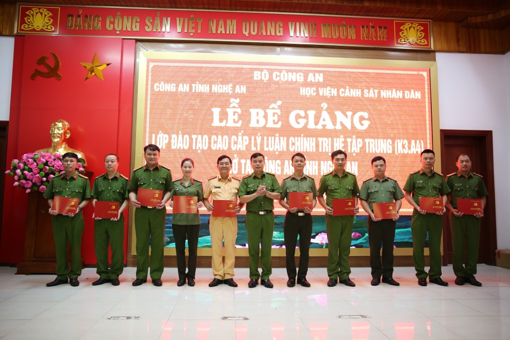 Trao Bằng tốt nghiệp cao cấp lý luận chính trị cho các học viên