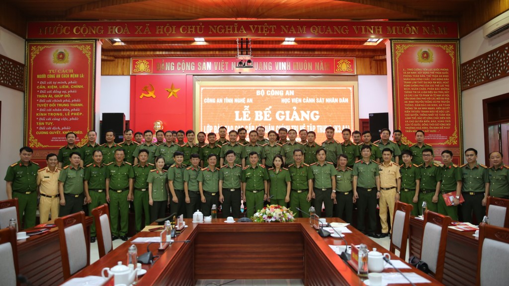 Các đại biểu và học viên chụp ảnh lưu niệm
