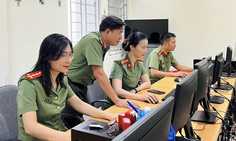 Lực lượng Cơ yếu Công an Nghệ An luôn thường trực 24/24h, đảm bảo “Bí mật, nhanh chóng, chính xác, kịp thời”.