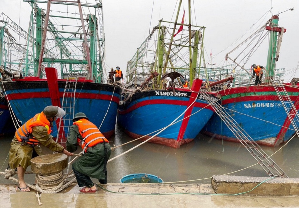 Công an xã Tiến Thủy phối hợp Đồn Biên phòng Quỳnh Thuận (Quỳnh Lưu) giúp các chủ tàu cá neo đậu, chằng chống tàu thuyền, tránh va đập