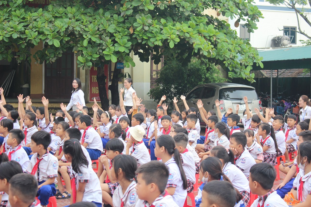 Nhiều cánh tay học sinh xung phong trả lời các câu hỏi liên quan kiến thức pháp luật về ATGT tại buổi tuyên truyền