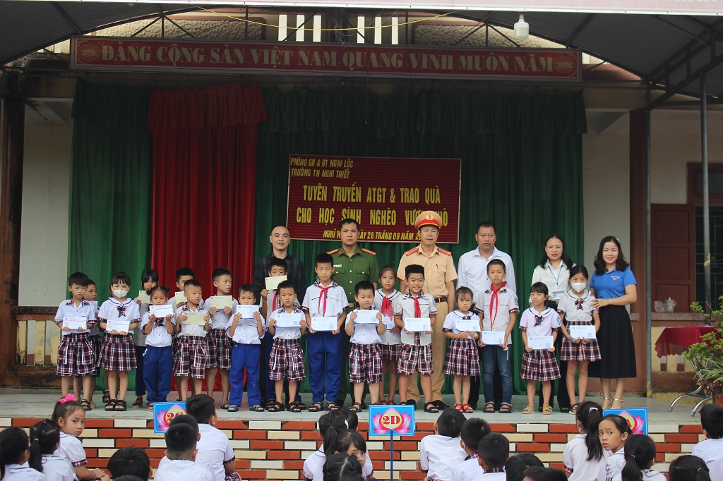 Tặng quà cho học sinh trường Tiểu học Nghi Thiết có hoàn cảnh khó khăn đầu năm học mới