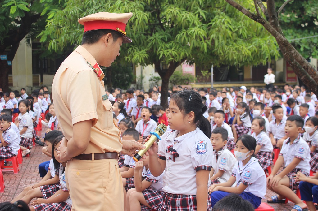 Học sinh tham gia trả lời câu hỏi tình huống về an toàn giao thông